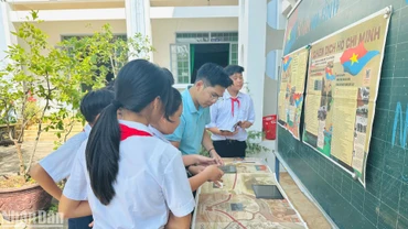 Học sinh trải nghiệm quét mã QR.