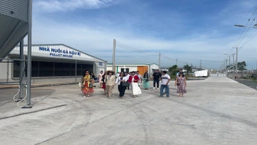 Các doanh nghiệp đối tác tham quan khu chăn nuôi.