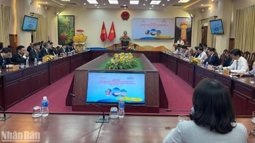 Bình Thuận ký hợp tác với Vietnam Airlines phát triển du lịch.