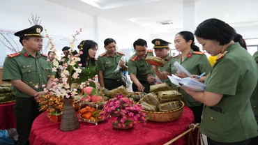 Các đội thi gói bánh.