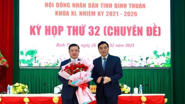Tân Chủ tịch Ủy ban nhân dân tỉnh Bình Thuận Đỗ Hữu Huy (bên trái).