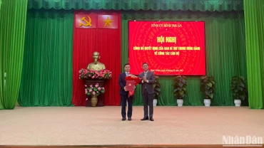 Tặng hoa chúc mừng đồng chí Đỗ Hữu Huy.