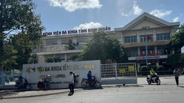 Bệnh nhân được đưa đi bệnh viện cấp cứu