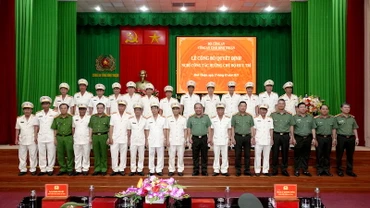 Các đồng chí nghỉ hưu trước hạn tuổi chụp ảnh lưu niệm.