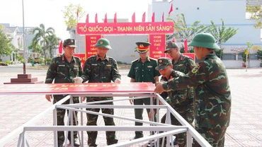 Bộ đội làm cổng chuẩn bị cho hội trại tòng quân.