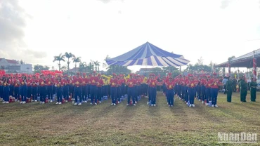Thanh niên tham gia lễ kỷ niệm 50 năm.