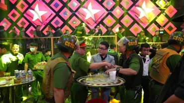 Công an kiểm tra test nhanh ma túy các khách.