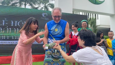 Du khách nước ngoài tham dự.