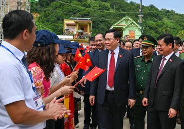 Chủ tịch Quốc hội Vương Đình Huệ cùng các đại biểu dự lễ khánh thành Trường THPT Kỳ Sơn. (Ảnh: DUY LINH)