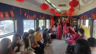 Nghệ sĩ biểu diễn chương trình văn nghệ tại toa cộng đồng.