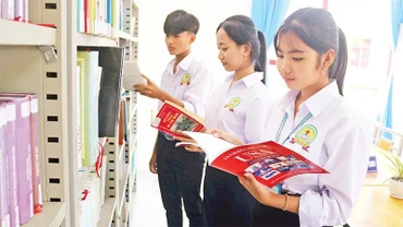 Học sinh Trường phổ thông dân tộc nội trú trung học cơ sở và phổ thông trung học huyện Tiểu Cần, tỉnh Trà Vinh đọc sách tại thư viện trường. (Ảnh minh họa: MINH KHỞI)