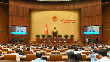 Quốc hội làm việc tại Hội trường nghe Tờ trình dự thảo Nghị quyết của Quốc hội sửa đổi, bổ sung một số điều của Hiến pháp năm 2013. (Ảnh: BÙI GIANG)