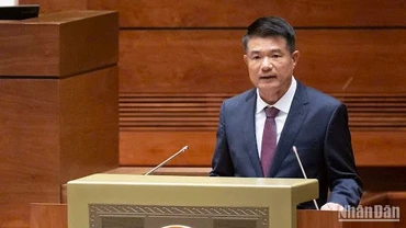 Viện trưởng Viện Kiểm sát nhân dân tối cao Nguyễn Huy Tiến trình bày Tờ trình dự thảo Luật Tương trợ tư pháp về hình sự. (Ảnh: DUY LINH)