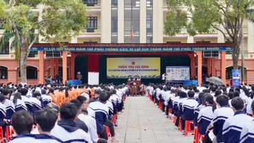 Phiên tòa giả định với chủ đề “Phòng chống bạo lực học đường và Luật Trật tự an toàn giao thông đường bộ” tổ chức tại Trường THPT Hàm Long (thành phố Bắc Ninh). Ảnh: THU HẰNG