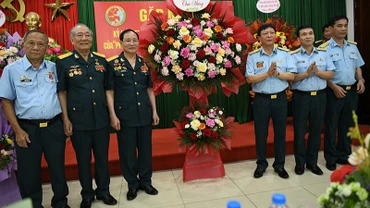 Thiếu tướng Phạm Văn Tính, Phó Tư lệnh Quân chủng Phòng không-Không quân tới dự và tặng hoa tại buổi lễ. (Ảnh: THẾ DƯƠNG)
