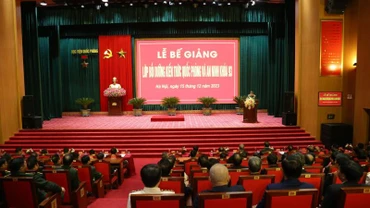 Toàn cảnh lễ bế giảng.