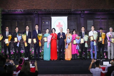 Tôn vinh các tổ chức, doanh nghiệp có nhiều đóng góp cho phong trào nhân đạo. 