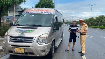 Cảnh sát giao thông, Công an tỉnh Quảng Ninh tăng cường kiểm tra, xử phạt các trường hợp vi phạm tốc độ và nồng độ cồn. 