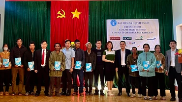 Trao tặng thẻ bảo hiểm y tế tặng người dân tộc thiểu số có hoàn cảnh khó khăn ở xã Đak Krong, huyện Đak Đoa, tỉnh Gia Lai. (Ảnh: GSS)