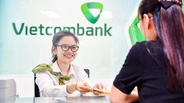 Giao dịch tại Ngân hàng TMCP Vietcombank. (Ảnh: nhandan.vn)