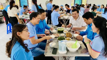 Lãnh đạo Liên đoàn Lao động tỉnh dự bữa cơm công đoàn với công nhân khu công nghiệp.