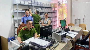 Công an Đồng Nai khám xét một phòng khám đa khoa liên quan đến vi phạm cấp giấy chứng nhận nghỉ việc hưởng bảo hiểm xã hội. (Ảnh: MPS)