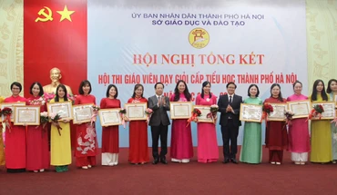 Trao thưởng cho các giáo viên dạy giỏi đạt giải Nhất (Ảnh: Sở Giáo dục và Đào tạo Hà Nội)