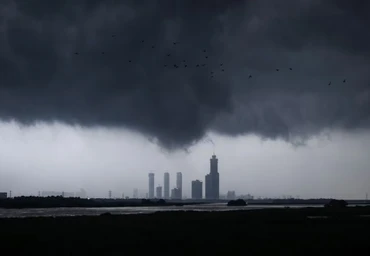 Những đám mây gió mùa trên dòng sông Yamuna ở New Delhi, Ấn Độ, ngày 15/7/2023. Ảnh: Reuters