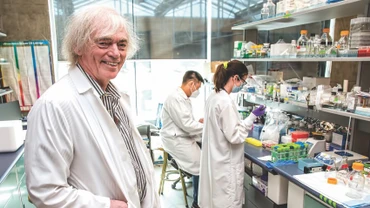 Giáo sư Pieter Cullis đã tạo ra hệ thống đưa thành phần mRNA hoạt động của vaccine vào tế bào người. (Ảnh: BIV)