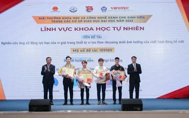 Trao giải cho các sinh viên (Ảnh: Bộ Giáo dục và Đào tạo)