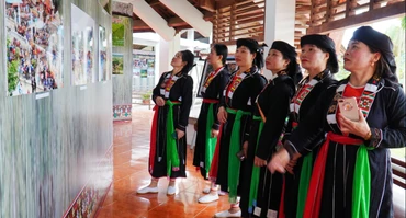 Công chúng thưởng lãm thành tựu bảo tồn và phát huy bản sắc văn hóa dân tộc tại Triển lãm “Sắc màu văn hóa Thái Nguyên”.