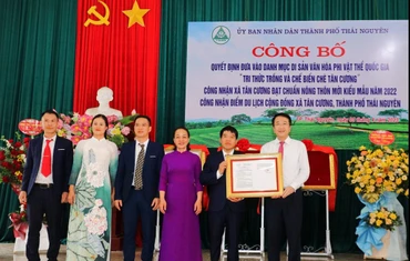 Lãnh đạo tỉnh Thái Nguyên trao quyết định công nhận di sản văn hóa phi vật thể quốc gia “Tri thức trồng và chế biến chè Tân Cương”.