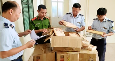 Lực lượng quản lý thị trường kiểm tra hàng hóa vi phạm. (Ảnh: nhandan.vn)