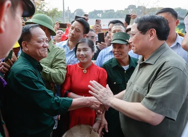 Thủ tướng Phạm Minh Chính gặp gỡ và trao đổi với người dân tham quan tại Khu tưởng niệm Đại tướng Võ Nguyên Giáp ở Khu di tích Sở Chỉ huy chiến dịch Điện Biên Phủ. Ảnh: Nhật Bắc