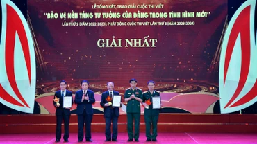 Đại tướng Phan Văn Giang, đồng chí Nguyễn Xuân Thắng trao giải cho các tác giả đạt giải Nhất cuộc thi viết “Bảo vệ nền tảng tư tưởng của Đảng trong tình hình mới”, tháng 4/2023. (Ảnh: ĐÔNG HÀ)