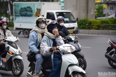 [Ảnh] Người dân Hà Nội kín như bưng di chuyển trong ngày rét lạnh đầu tuần