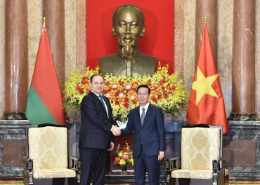 Chủ tịch nước Võ Văn Thưởng và Thủ tướng Cộng hòa Belarus Roman Golovchenko tại buổi tiếp.