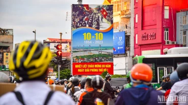 [Ảnh] Hà Nội trang hoàng rực rỡ nhân dịp kỷ niệm 69 năm Ngày Giải phóng Thủ đô