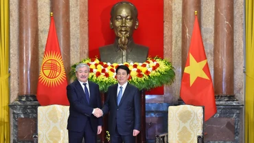 Chủ tịch nước Lương Cường và Thủ tướng Cộng hòa Kyrgyzstan Adylbek Kasymaliev.