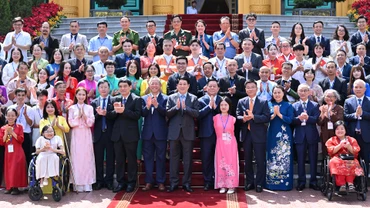  Chủ tịch nước Lương Cường với các điển hình tiêu biểu Chương trình Việc tử tế và các đại biểu tại buổi gặp mặt.