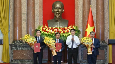 Chủ tịch nước Lương Cường trao quyết định bổ nhiệm Phó chủ nhiệm Văn phòng Chủ tịch nước cho các đồng chí Cấn Đình Tài, Nguyễn Hoàng Anh, Nguyễn Dũng Tiến.