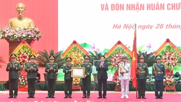 Chủ tịch nước Lương Cường trao Huân chương Hồ Chí Minh tặng lực lượng dân quân tự vệ Việt Nam.