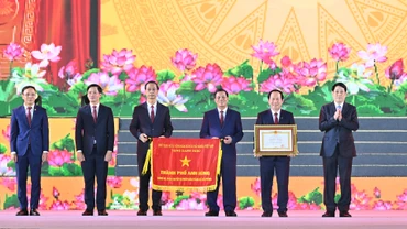 Chủ tịch nước Lương Cường trao tặng Danh hiệu "Thành phố Anh hùng" tặng Đảng bộ, chính quyền và nhân dân thành phố Hải Phòng.