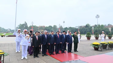 Các đồng chí lãnh đạo, nguyên lãnh đạo Đảng, Nhà nước thành kính tưởng nhớ công lao to lớn của Chủ tịch Hồ Chí Minh.