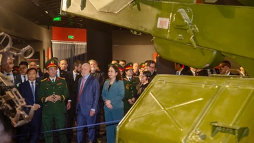 Phó Chủ tịch nước Võ Thị Ánh Xuân và Tổng thống Brazil Luiz Inacio Lula da Silva tham quan Bảo tàng Lịch sử Quân sự Việt Nam.