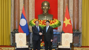 Chủ tịch nước Lương Cường và Thủ tướng Lào Sonexay Siphandone.