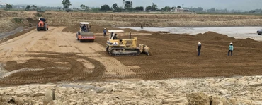 Đơn vị thi công đang nỗ lực đẩy nhanh tiến độ đường cất hạ cánh, đường lăn sân đỗ máy bay dự án Nâng cấp Cảng Hàng không Điện Biên.