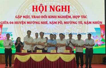 Đại diện lãnh đạo bốn huyện trao biên bản hợp tác trao đổi kinh nghiệm, hỗ trợ phát triển.