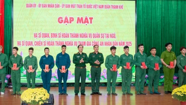 Trao quà cho quân nhân xuất ngũ năm 2025 trên địa bàn quận Thanh Khê.