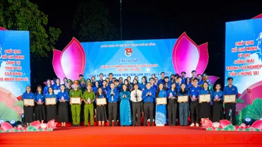 Lãnh đạo thành phố Đà Nẵng tuyên dương 63 chi đoàn, thanh niên tiên tiến làm theo lời Bác năm 2025.